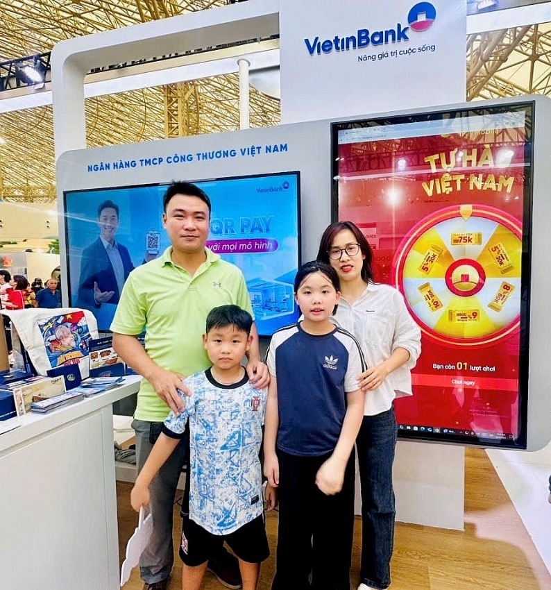 Nhận quà khi check-in gian hàng VietinBank tại Triển lãm thành tựu đất nước