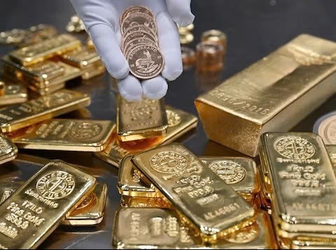 Giá vàng thế giới neo cao: Nhà đầu tư đang toan tính điều gì?