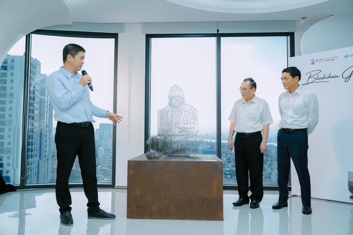 Ra mắt tượng Satoshi Nakamoto - dấu mốc đặc biệt kết nối cộng đồng blockchain Việt Nam với thế giới