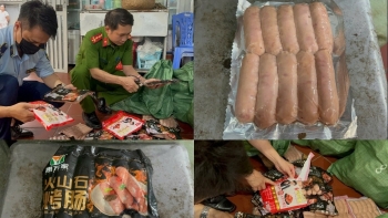 Gần 1 tấn xúc xích, lạp xưởng nướng đá ‘trôi nổi’ tại Hà Nội bị chặn đứng trước thềm Tết Trung thu