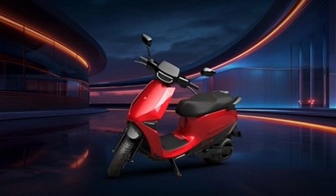 Cận cảnh xe máy điện trang bị ADAS như ô tô, pin 'trâu': Chạy tới 320 km/lần sạc, giá mềm bất ngờ