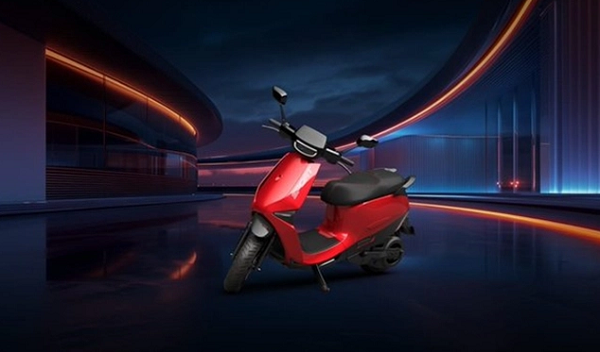 Cận cảnh xe máy điện trang bị ADAS như ô tô, pin 'trâu': Chạy tới 320 km/lần sạc, giá mềm bất ngờ