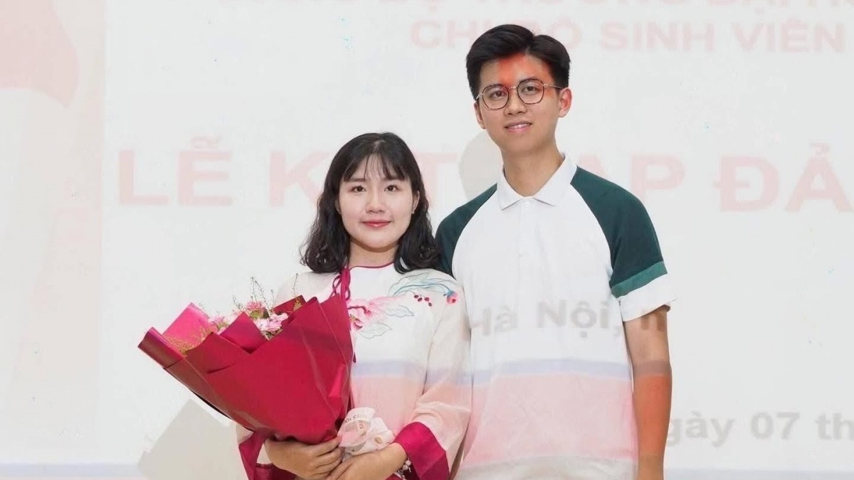 Ngôn tình cũng không dám viết: Cặp đôi bác sĩ nội trú 'vợ Nhi, chồng Sản' gây sốt trong ngày Match Day
