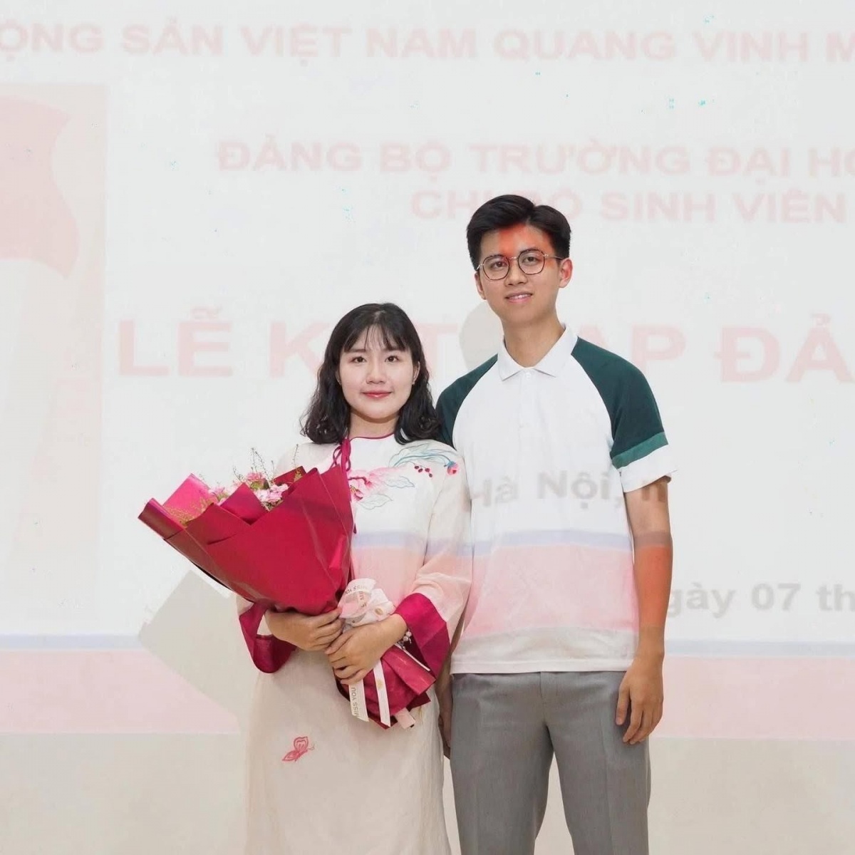Ngôn tình cũng không dám viết: Cặp đôi bác sĩ nội trú 'vợ Nhi, chồng Sản' gây sốt trong ngày Match Day