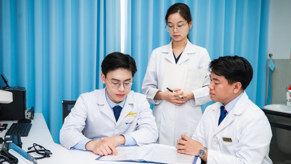 Tỷ phú Phạm Nhật Vượng bỏ 1.300 tỷ đồng để chiêu mộ bác sĩ nội trú: Bao trọn học phí hơn 900 triệu đồng/năm, còn phát thêm 10 triệu/tháng