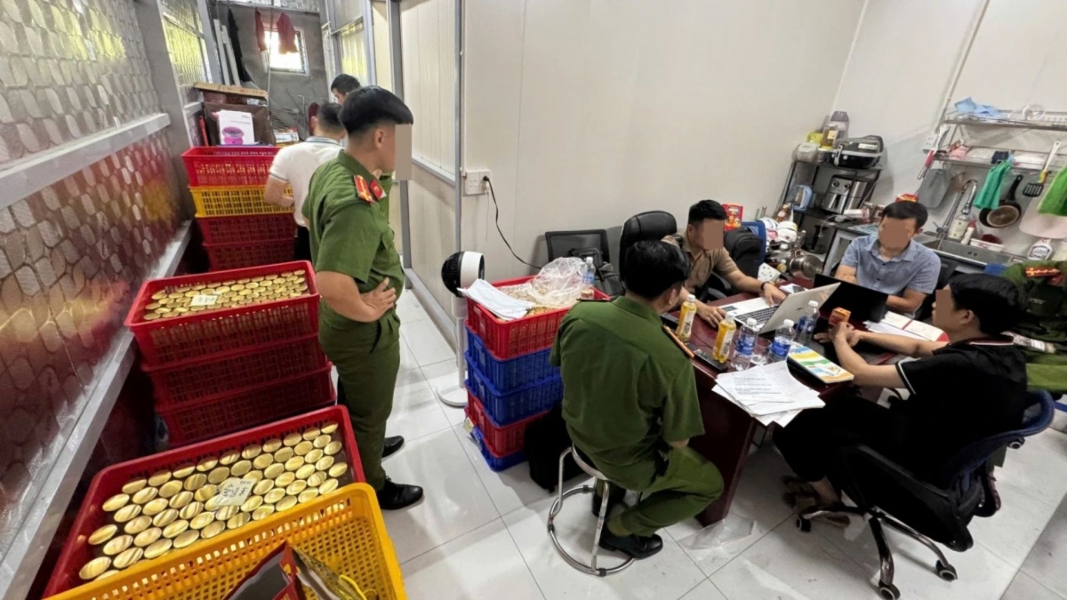 Phá đường dây dùng hoá chất tạo 'sợi yến' giống hệt hàng thật, đã đưa hàng chục nghìn hũ yến giả ra tiêu thụ khắp cả nước