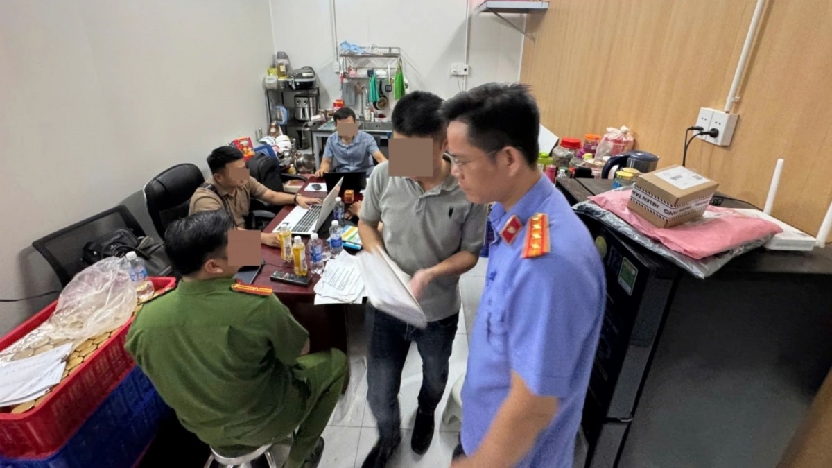 Phá đường dây dùng hoá chất tạo 'sợi yến' giống hệt hàng thật, đã đưa hàng chục nghìn hũ yến giả ra tiêu thụ khắp cả nước