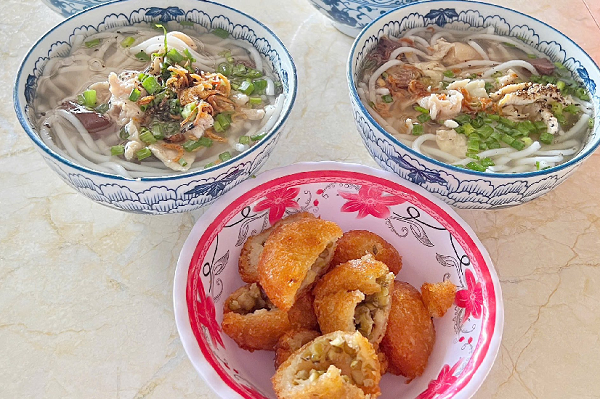 Chỉ vài nghìn đồng/chiếc, loại bánh vàng óng của Việt Nam từng được Mỹ vinh danh top món ngon nhất thế giới