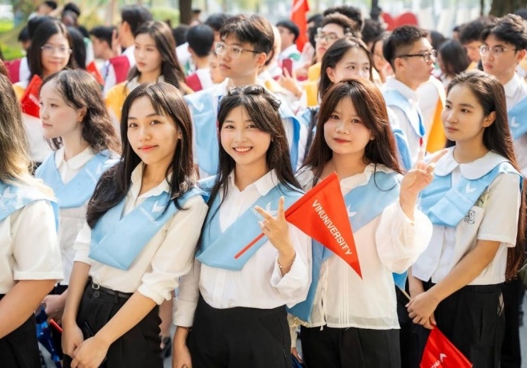 ‘Đại học tinh hoa’ của tỷ phú Phạm Nhật Vượng: Đầu vào IELTS 7.5, tỷ lệ chọi 1/9, cựu sinh viên 2001 đã làm sếp lớn