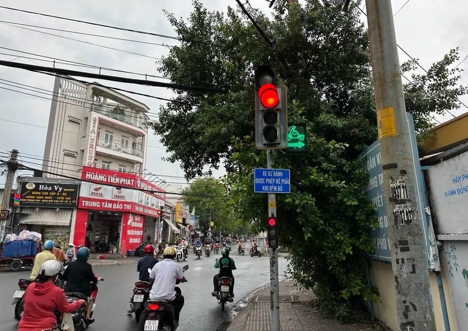 Từ 2025: Phải bật xi nhan trước bao xa theo quy định mới, nếu không thực hiện thao tác này sẽ bị phạt lên tới 22 triệu