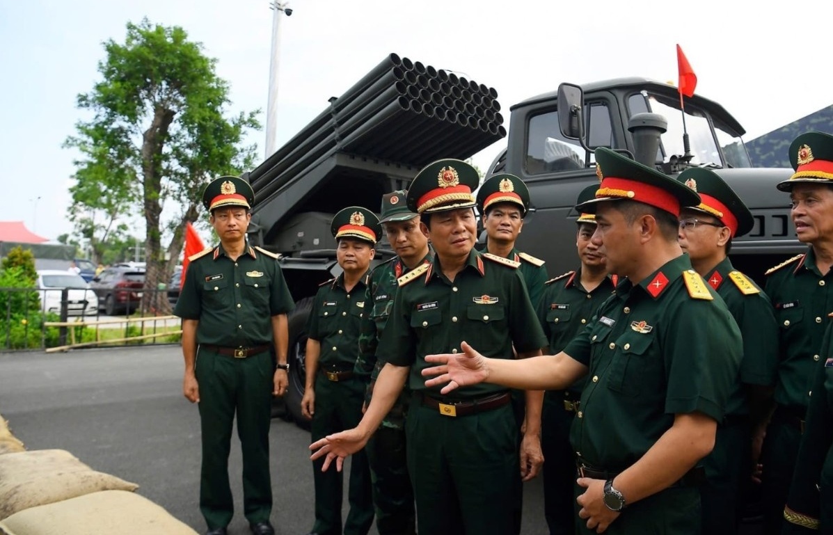 Thứ trưởng Bộ Quốc phòng trực tiếp trải nghiệm hai loại súng của Viettel, khen ngợi khả năng làm chủ công nghệ