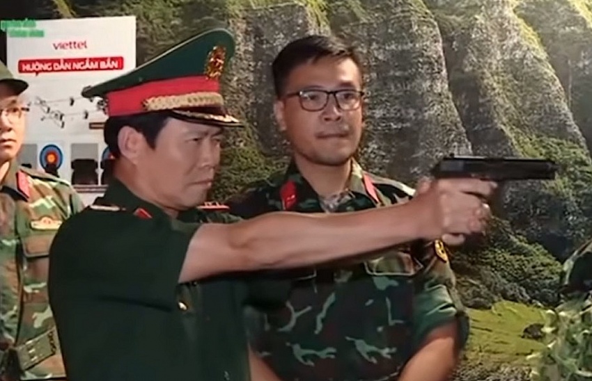 Thứ trưởng Bộ Quốc phòng trực tiếp trải nghiệm hai loại súng của Viettel, khen ngợi khả năng làm chủ công nghệ