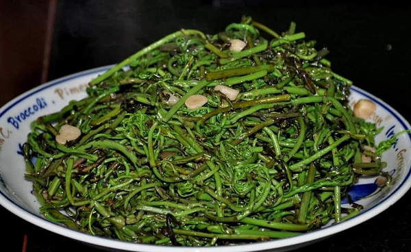 Loại rau dại nghe tên lạ hoắc, nay thành đặc sản nhà hàng, giá 70.000 đồng/kg vẫn 'cháy hàng'