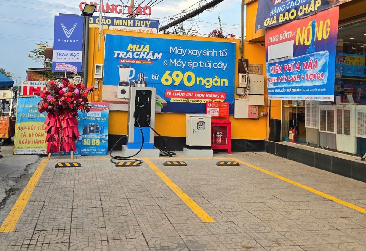V-Green của tỷ phú Phạm Nhật Vượng biến 2.000 cửa hàng Thế Giới Di Động và Điện Máy Xanh thành trạm sạc, đổi pin xe VinFast