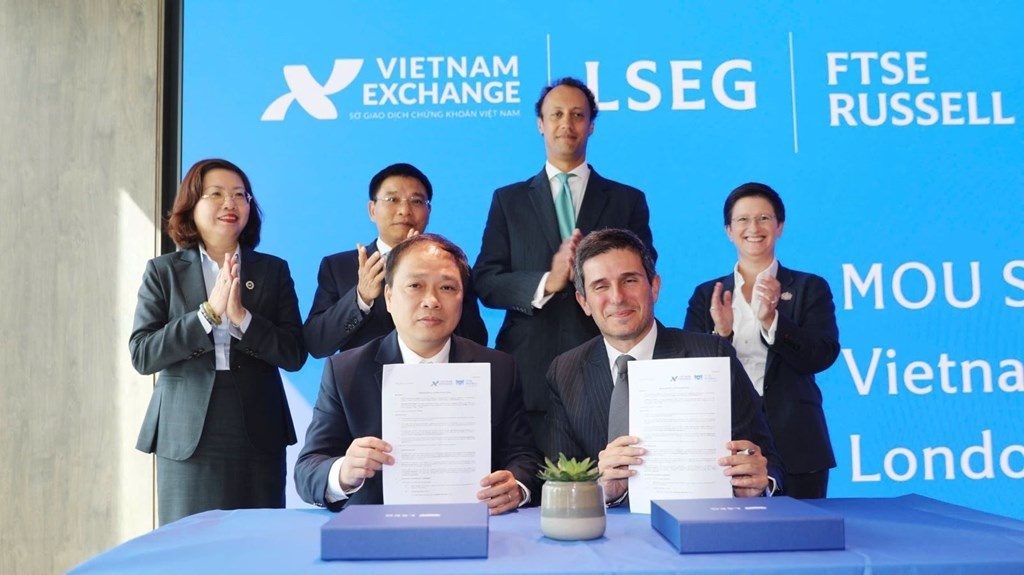 Chứng khoán tiến sát mốc 1.700 điểm sau 'tin nóng' về nâng hạng thị trường