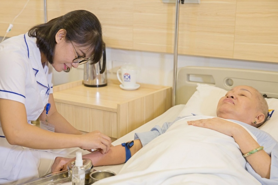 Bộ trưởng Bộ Y tế Đào Hồng Lan thông tin về lộ trình miễn viện phí