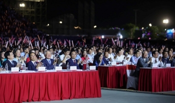 7 doanh nghiệp niêm yết vừa được Chính phủ tuyên dương, Thủ tướng nhấn mạnh ý nghĩa quan trọng