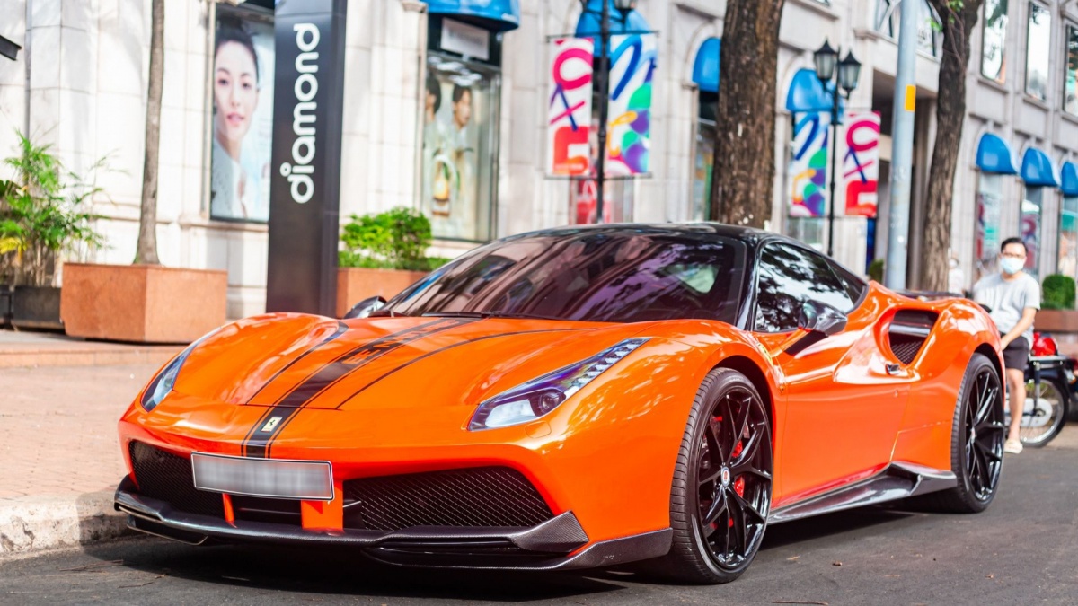 Siêu xe Ferrari 488 từng va chạm xe đầu kéo: Chủ cũ là một hoa hậu, rao bán với giá rất rẻ