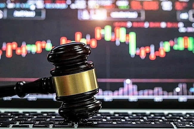 Bán ‘chui’ cổ phiếu, cá nhân liên quan Chủ tịch SMC bị xử phạt