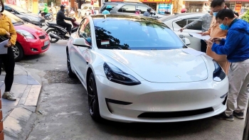 Dùng xe Tesla, nhiều bố mẹ phải đập cửa kính để cứu con
