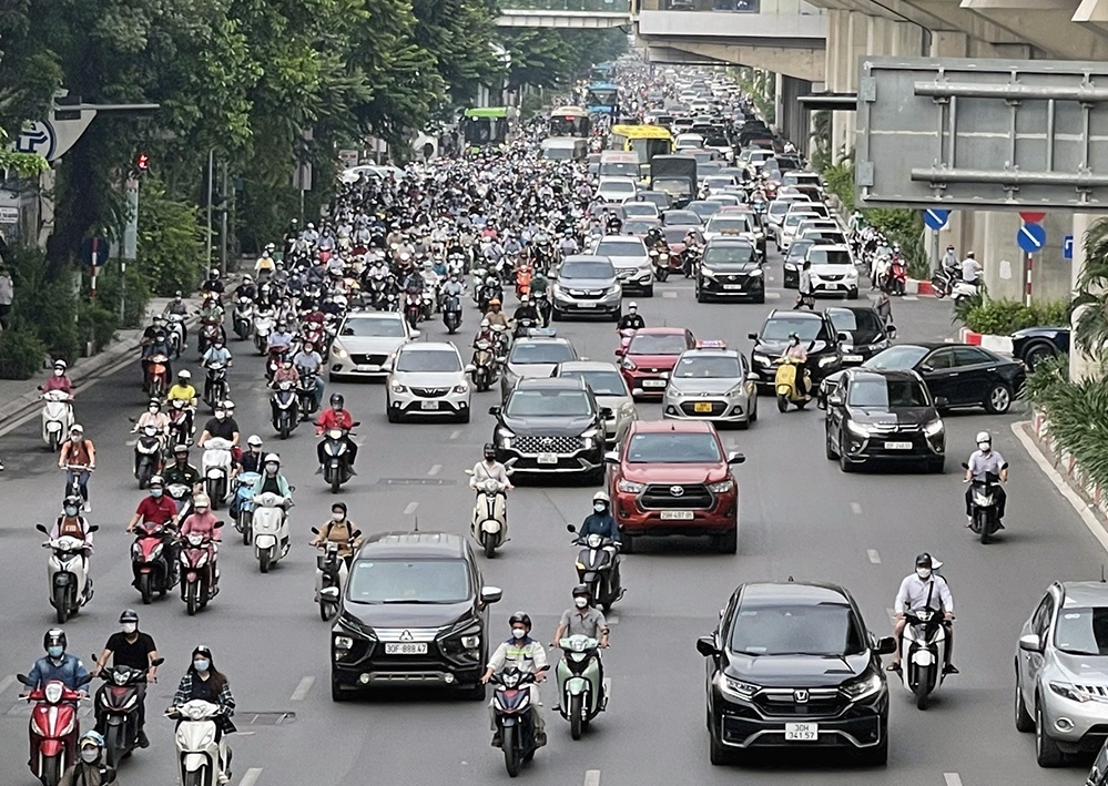 Người mua ô tô e ngại chỉ thị cấm xe xăng, 17 thương hiệu lớn trấn an: Xe mới không bị ảnh hưởng
