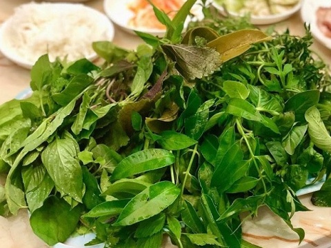 Cây mọc dại tưởng không ăn được nay thành thứ gia vị 'gây nghiện' trong món cuốn, đồ nướng: Dân thành thị săn lùng, giá 70.000 đồng/kg