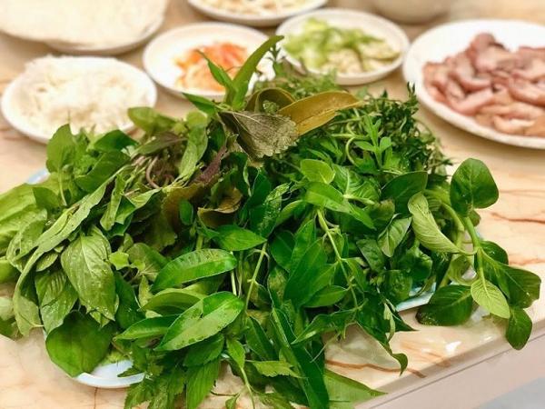 Cây mọc dại tưởng không ăn được nay thành thứ gia vị 'gây nghiện' trong món cuốn, đồ nướng: Dân thành thị săn lùng, giá 70.000 đồng/kg
