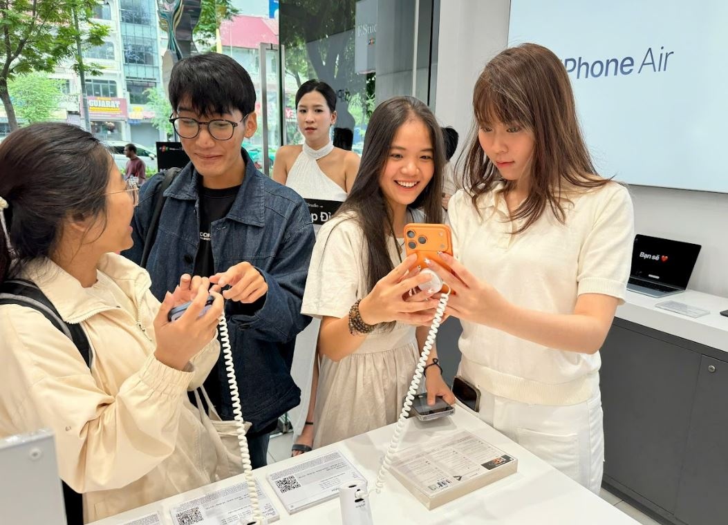 iPhone 17 và iPhone Air chính thức lên kệ tại FPT Shop và F.Studio by FPT ưu đãi đến 8 triệu đồng, bảo hành 17 tháng