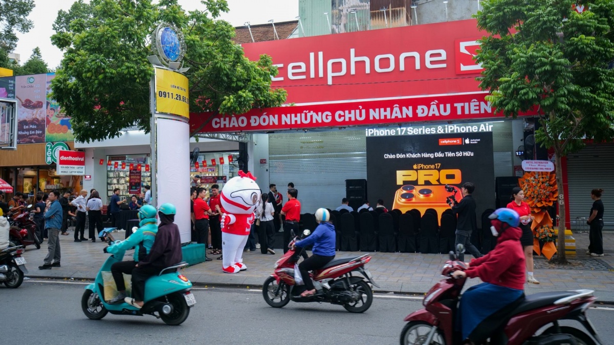 Choáng với số lượng iPhone 17 mở bán trong ngày đầu tiên, khách xếp hàng từ nửa đêm
