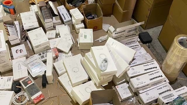 Lần theo chiếc xe tải bất thường, công an triệt phá đường dây sản xuất hàng nhái với quy mô lên tới 600.000 sản phẩm: Toàn thương hiệu quen