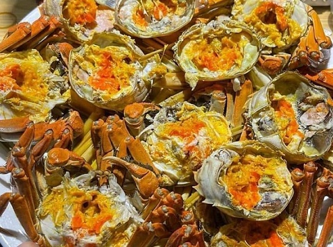 Loài cua phủ 'lớp áo rêu' độc đáo, thịt ngọt thơm, giá gần nửa triệu đồng/kg vẫn cháy hàng