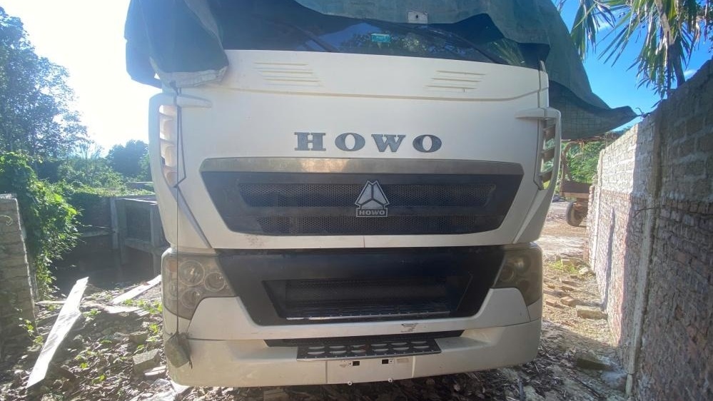 Xe đầu kéo nửa tỷ đậu 2 tháng không ai đến nhận, chủ gara thấy sẵn giấy tờ nên đem đi bán