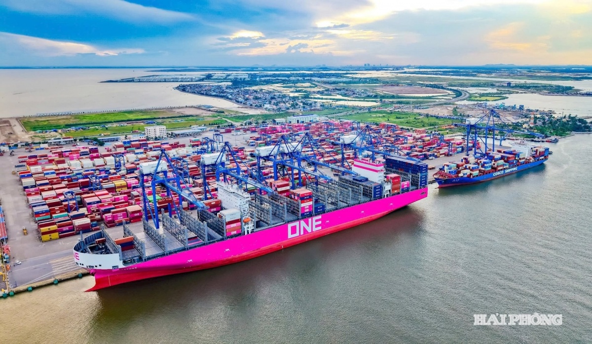 Siêu tàu màu hồng lớn nhất từ trước đến nay cập cảng miền Bắc Việt Nam: Ai đứng sau?