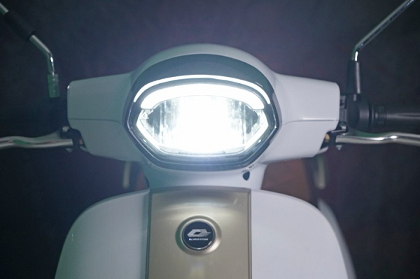 Xe điện phong cách Vespa cực hút mắt, giá 43 triệu đồng: Chạy 105 km/lần sạc, gắn thêm pin đi xa gấp đôi