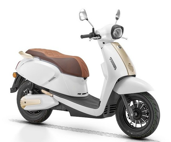 Xe điện phong cách Vespa cực hút mắt, giá 43 triệu đồng: Chạy 105 km/lần sạc, gắn thêm pin đi xa gấp đôi