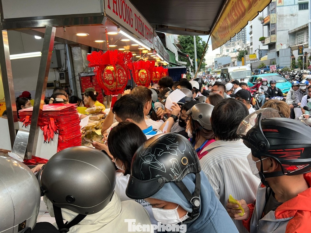 Bánh Trung thu đại hạ giá 'ế chỏng chơ', riêng mặt hàng này khách mua chen nhau đến nghẹt thở