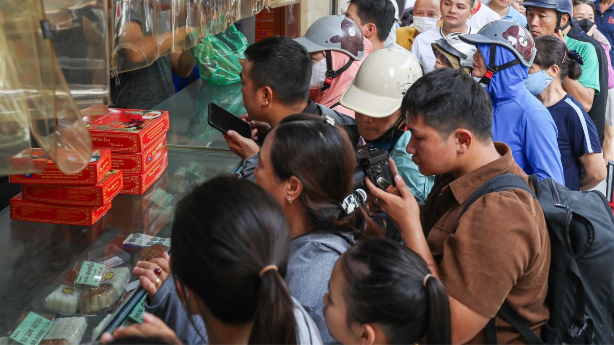 Không phải 'phố vàng', đây mới là nơi 'nóng' nhất những ngày này khi hàng trăm người kéo đến xếp hàng