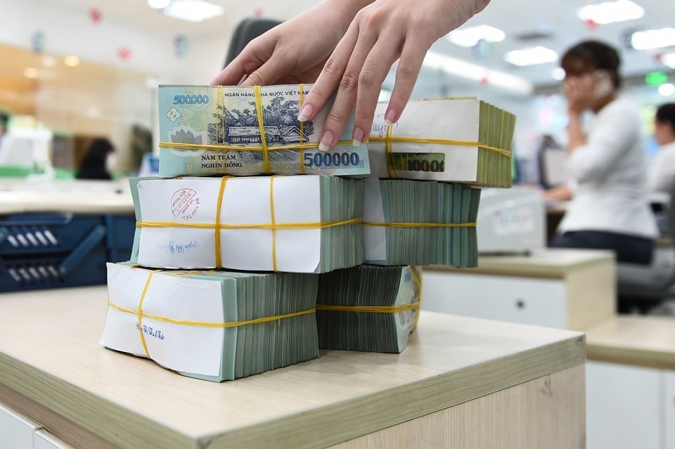 Tiền gửi người dân, doanh nghiệp lập kỷ lục: Vì sao ngân hàng hút vốn mạnh dù lãi suất thấp?