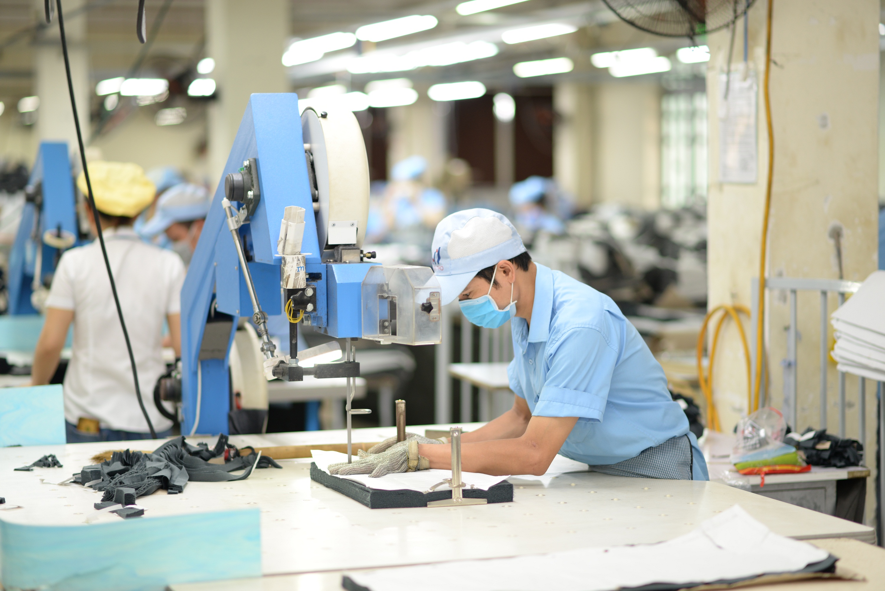 Xuất khẩu dệt may giảm lần đầu tiên sau 25 năm do COVID-19 | Doanh nghiệp |  Vietnam+ (VietnamPlus)