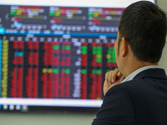 Thị trường chứng khoán (6/8): Thanh khoản bứt phá, VN-Index quay đầu
